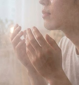 얼굴에 미스트를 사용하는 모습